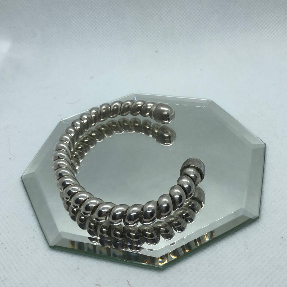 Classy Silver tone twisted bracelet - Picture 2 of 5